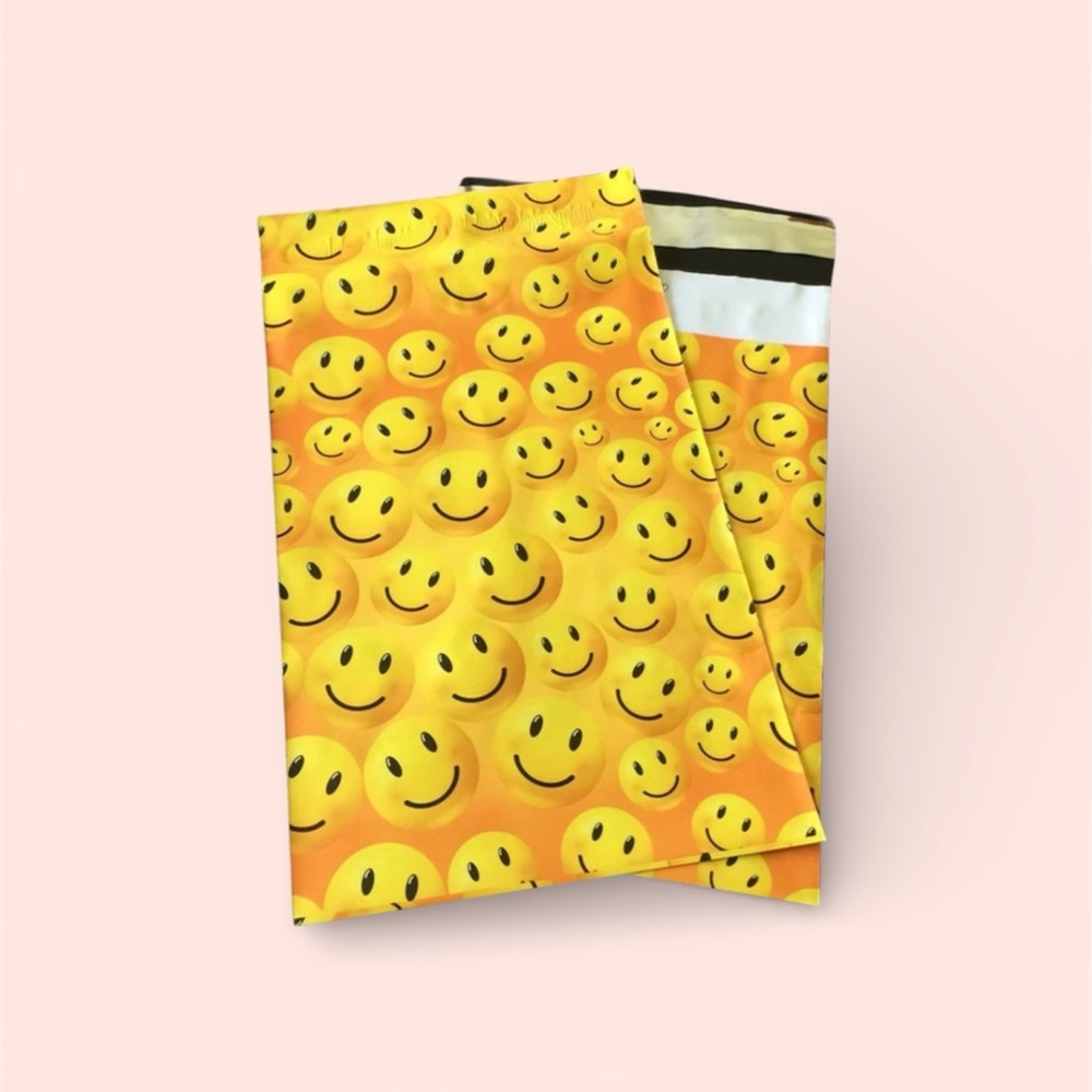 50 10 x 13. Happy Face designer polymailers,